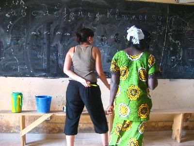 Araceli y Mimian, una de las alumnas del curso de alfabetizacin